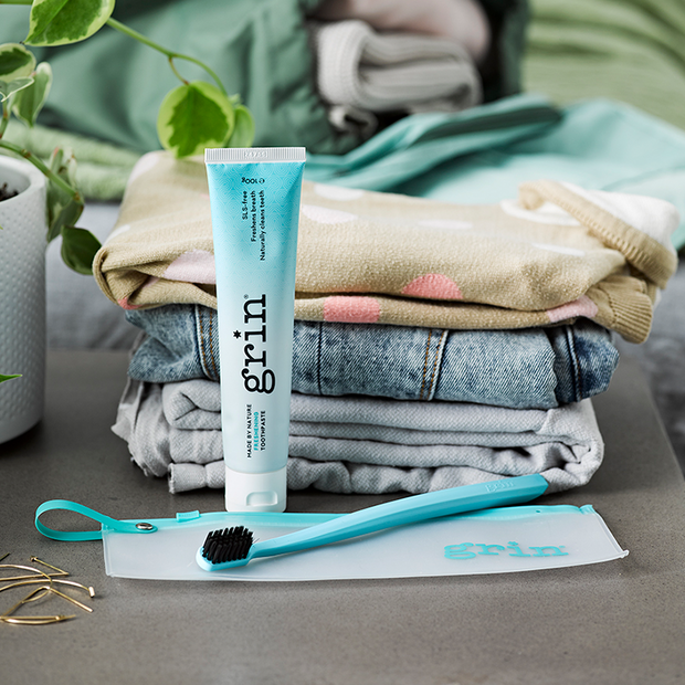 Grin on-the-go Travel Set with Freshening Toothpaste
